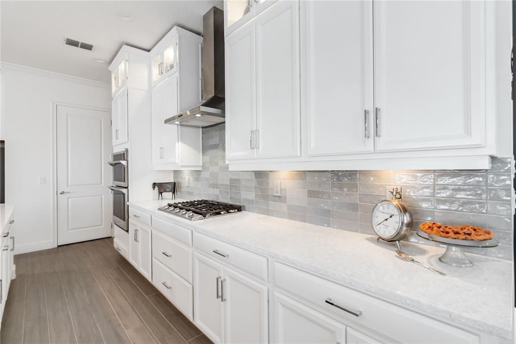 Под контрактом: $719,900 (3 спален, 3 ванн, 2365 Квадратных фут)