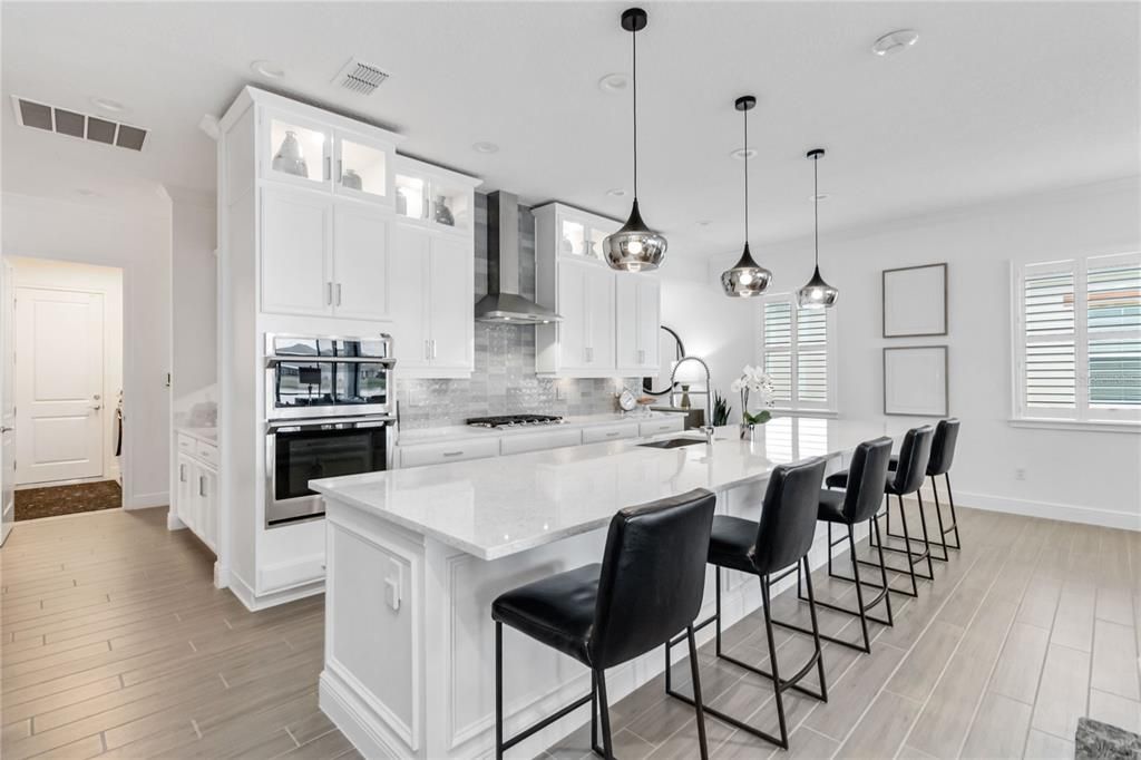 Под контрактом: $719,900 (3 спален, 3 ванн, 2365 Квадратных фут)