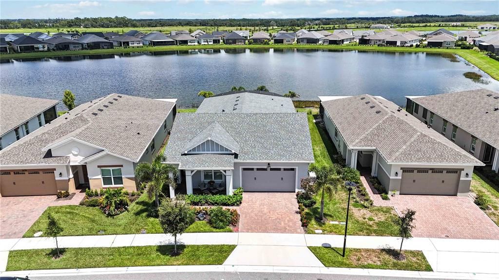 Под контрактом: $719,900 (3 спален, 3 ванн, 2365 Квадратных фут)