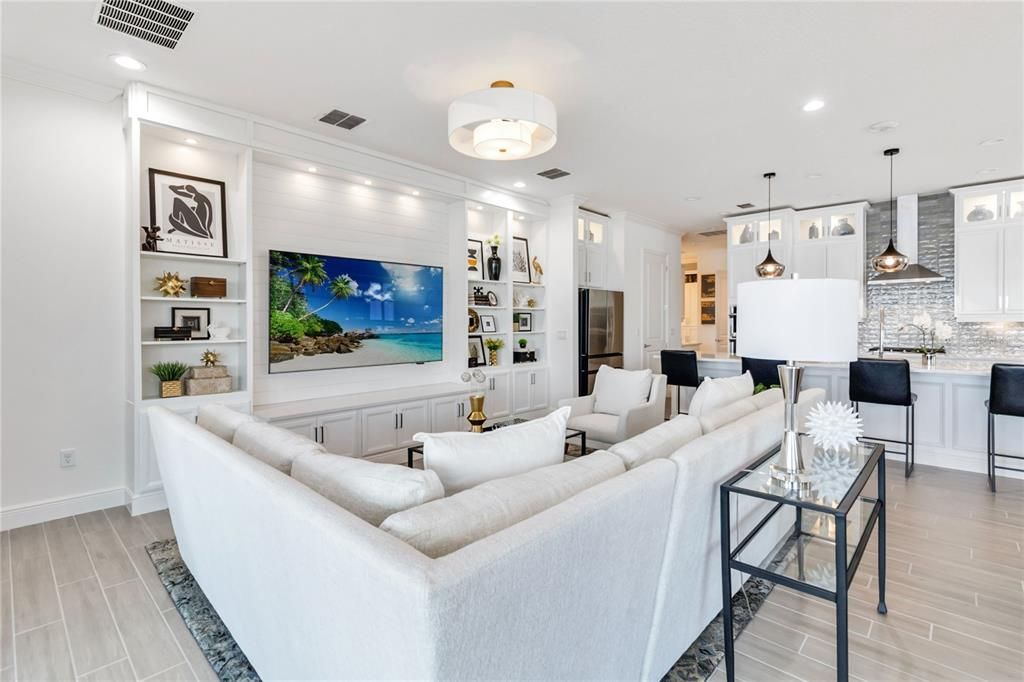 Под контрактом: $719,900 (3 спален, 3 ванн, 2365 Квадратных фут)