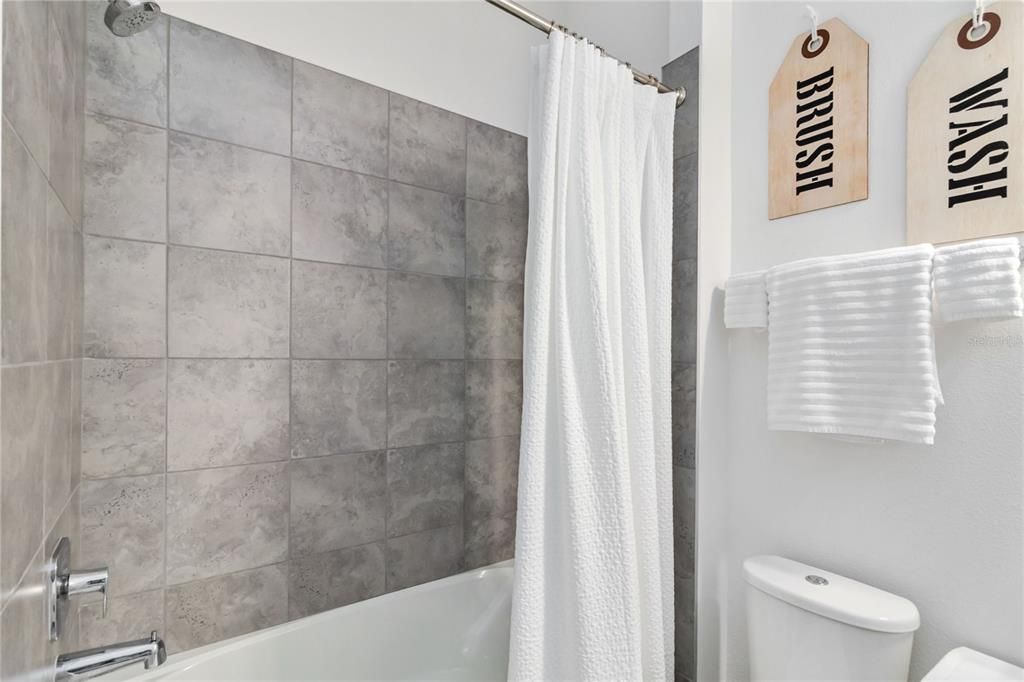 Под контрактом: $719,900 (3 спален, 3 ванн, 2365 Квадратных фут)