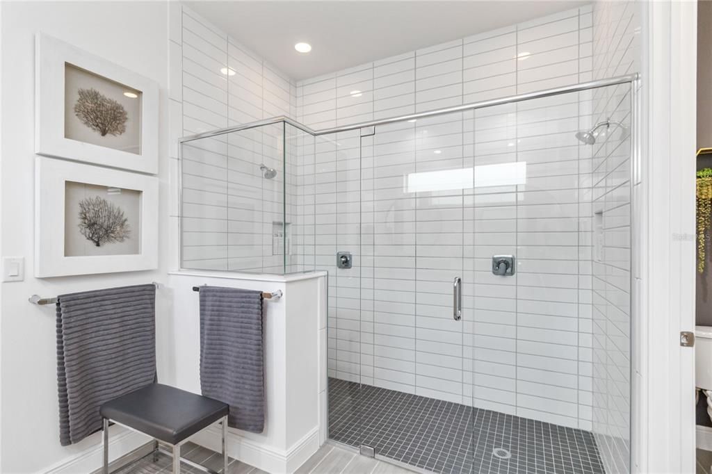 Под контрактом: $719,900 (3 спален, 3 ванн, 2365 Квадратных фут)