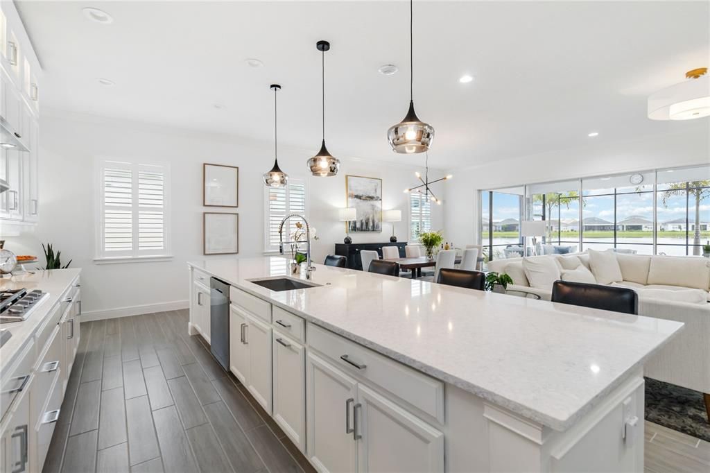 Под контрактом: $719,900 (3 спален, 3 ванн, 2365 Квадратных фут)