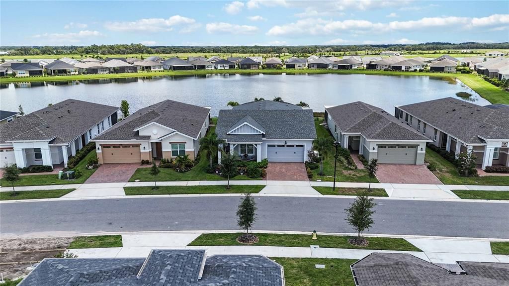 Под контрактом: $719,900 (3 спален, 3 ванн, 2365 Квадратных фут)