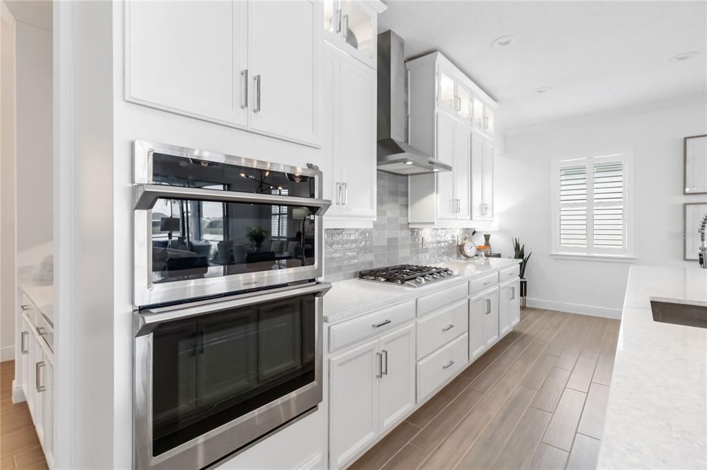 Под контрактом: $719,900 (3 спален, 3 ванн, 2365 Квадратных фут)