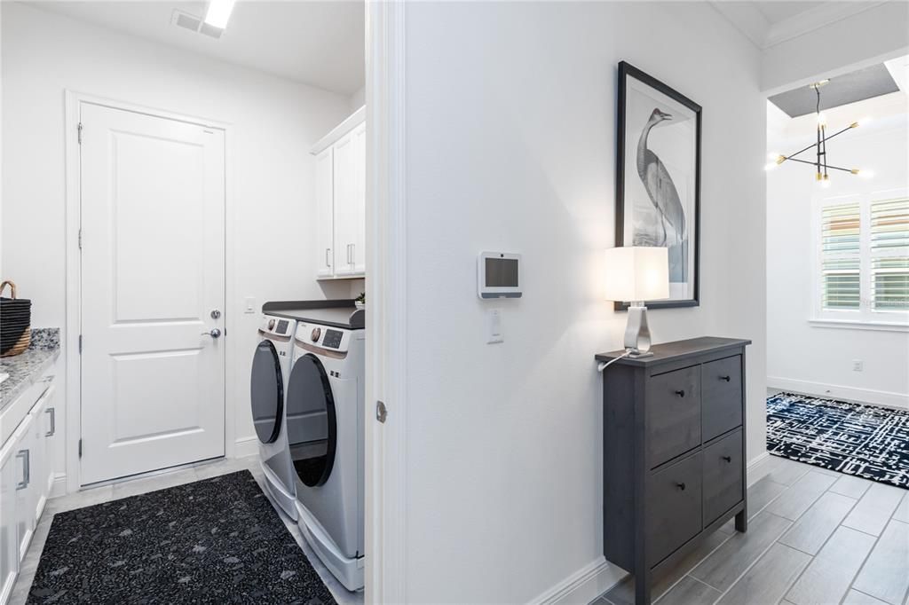 Под контрактом: $719,900 (3 спален, 3 ванн, 2365 Квадратных фут)