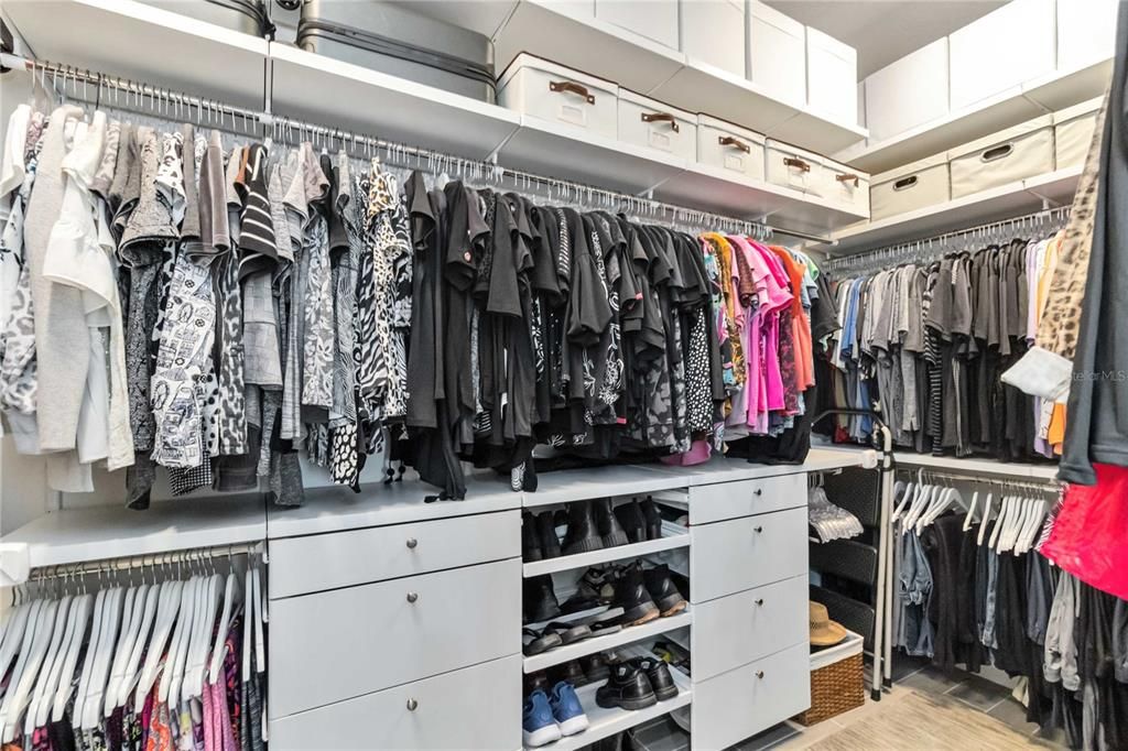 Под контрактом: $719,900 (3 спален, 3 ванн, 2365 Квадратных фут)