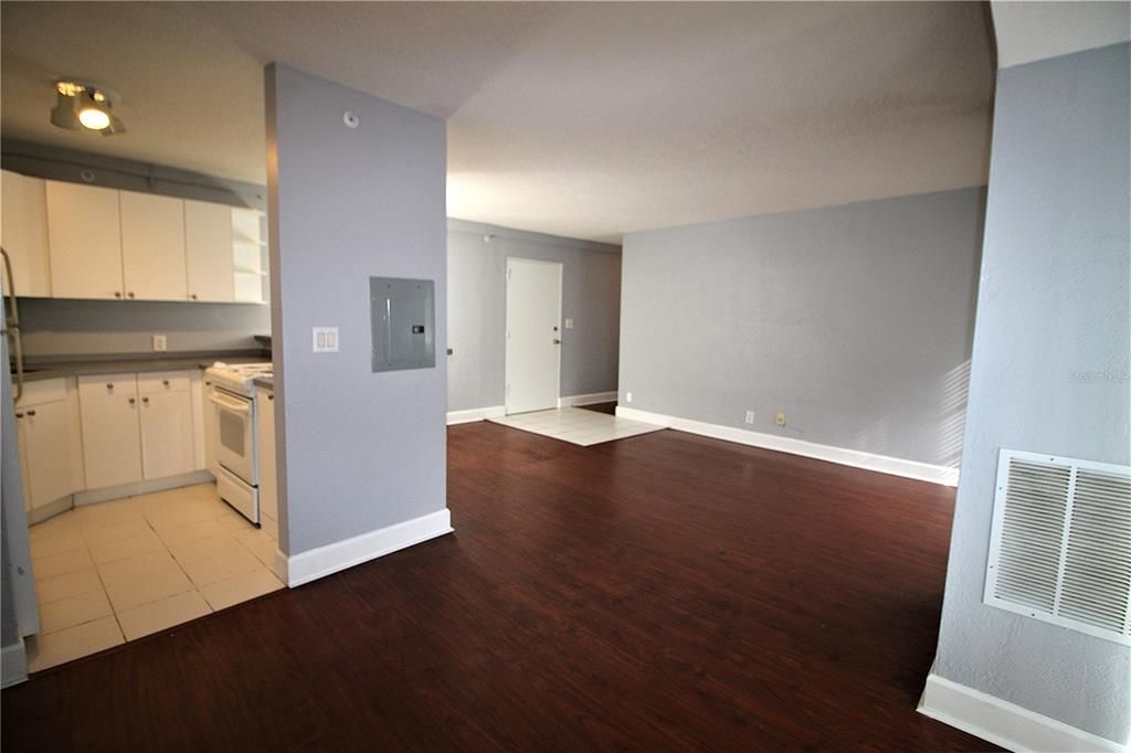 For Sale: $107,500 (2 beds, 1 baths, 887 Square Feet)