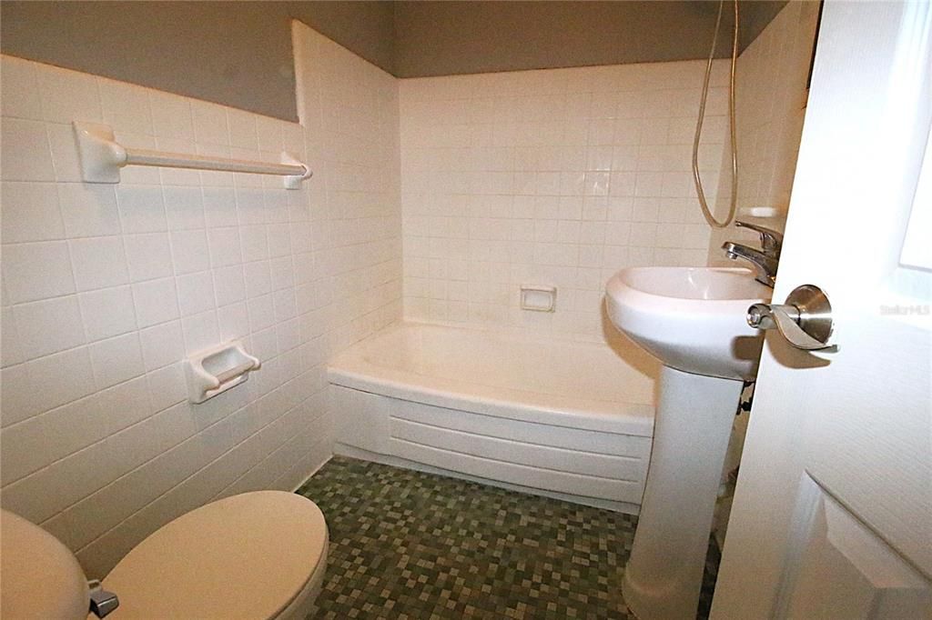 For Sale: $107,500 (2 beds, 1 baths, 887 Square Feet)