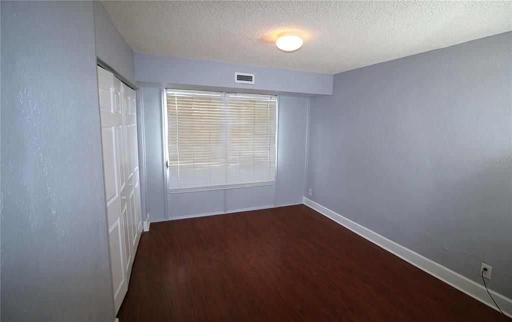 For Sale: $107,500 (2 beds, 1 baths, 887 Square Feet)