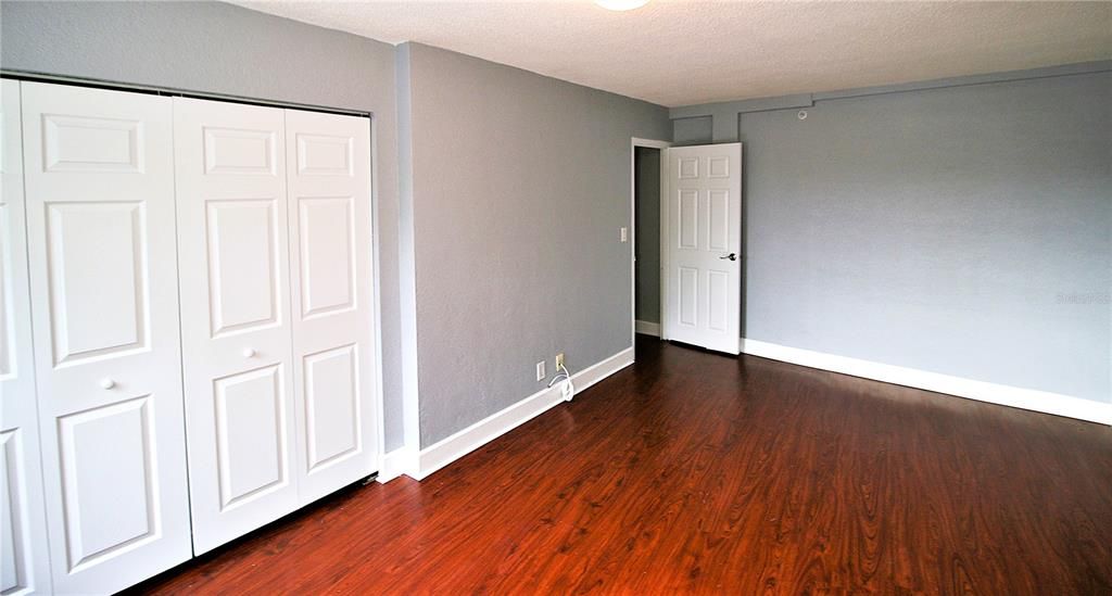 For Sale: $107,500 (2 beds, 1 baths, 887 Square Feet)