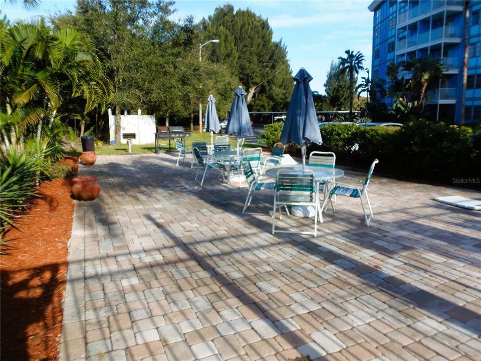 For Sale: $107,500 (2 beds, 1 baths, 887 Square Feet)