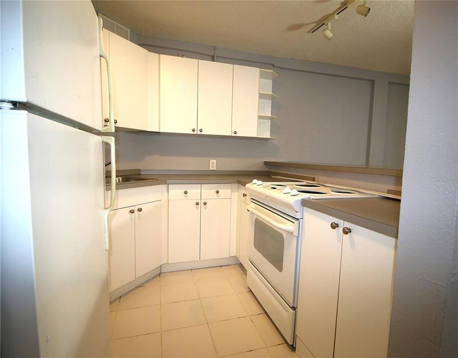 For Sale: $107,500 (2 beds, 1 baths, 887 Square Feet)
