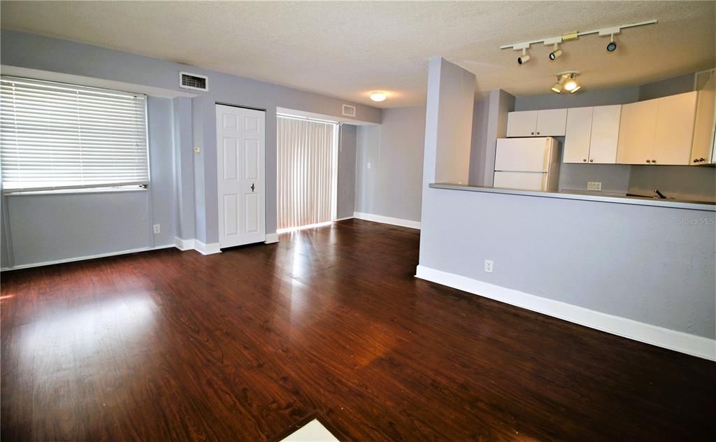 For Sale: $107,500 (2 beds, 1 baths, 887 Square Feet)