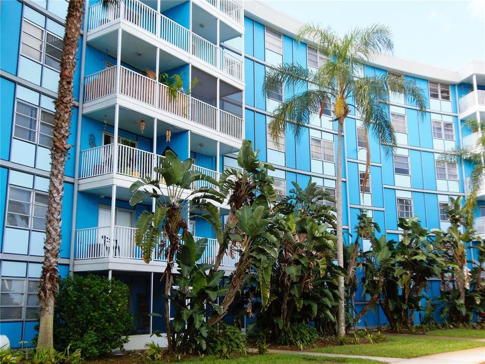 For Sale: $107,500 (2 beds, 1 baths, 887 Square Feet)