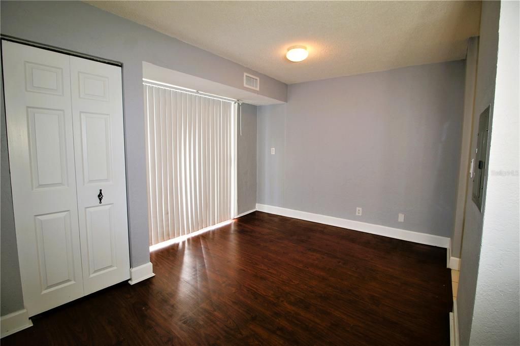 For Sale: $107,500 (2 beds, 1 baths, 887 Square Feet)