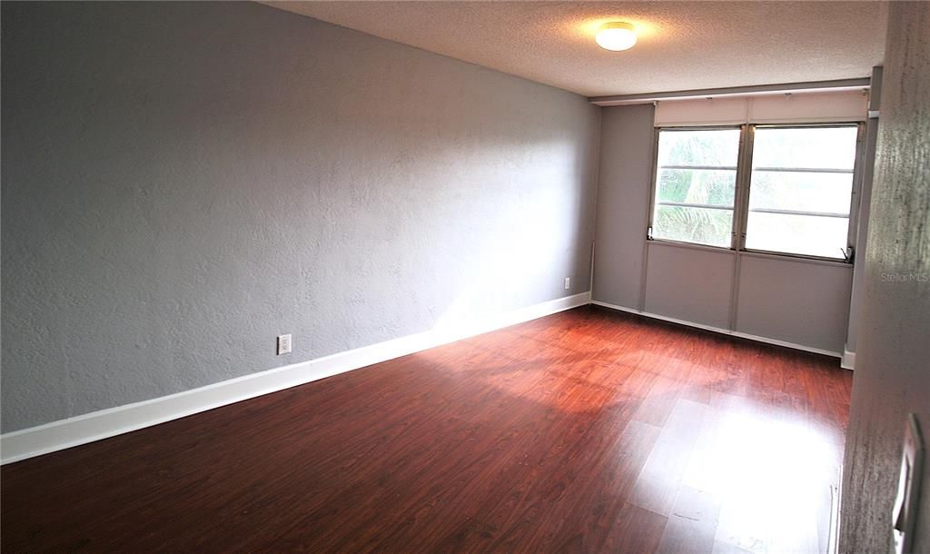 For Sale: $107,500 (2 beds, 1 baths, 887 Square Feet)