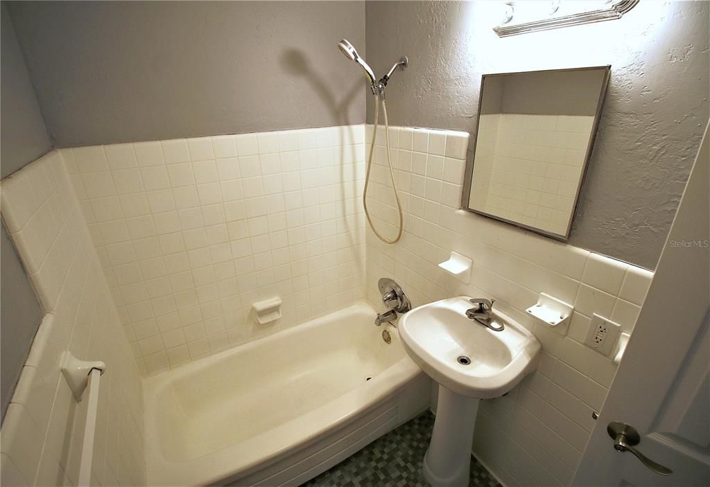 For Sale: $107,500 (2 beds, 1 baths, 887 Square Feet)