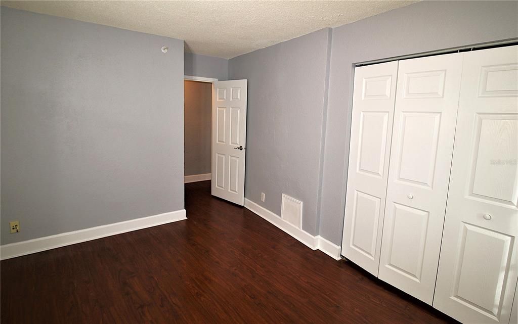 For Sale: $107,500 (2 beds, 1 baths, 887 Square Feet)