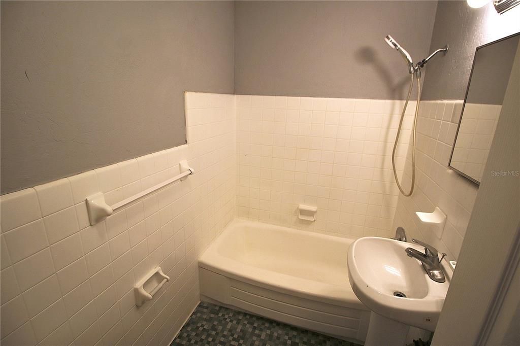 For Sale: $107,500 (2 beds, 1 baths, 887 Square Feet)