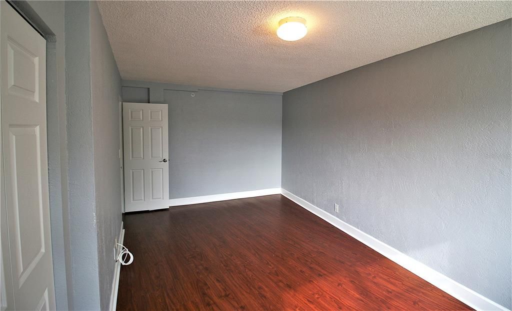 For Sale: $107,500 (2 beds, 1 baths, 887 Square Feet)