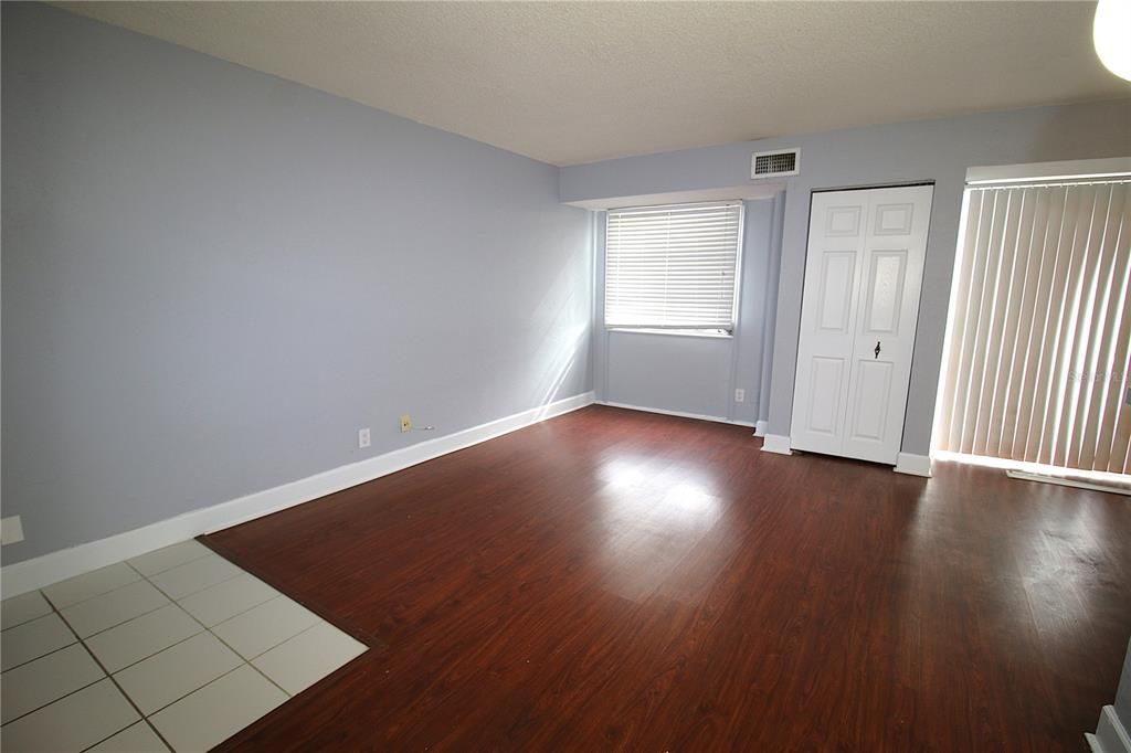 For Sale: $107,500 (2 beds, 1 baths, 887 Square Feet)