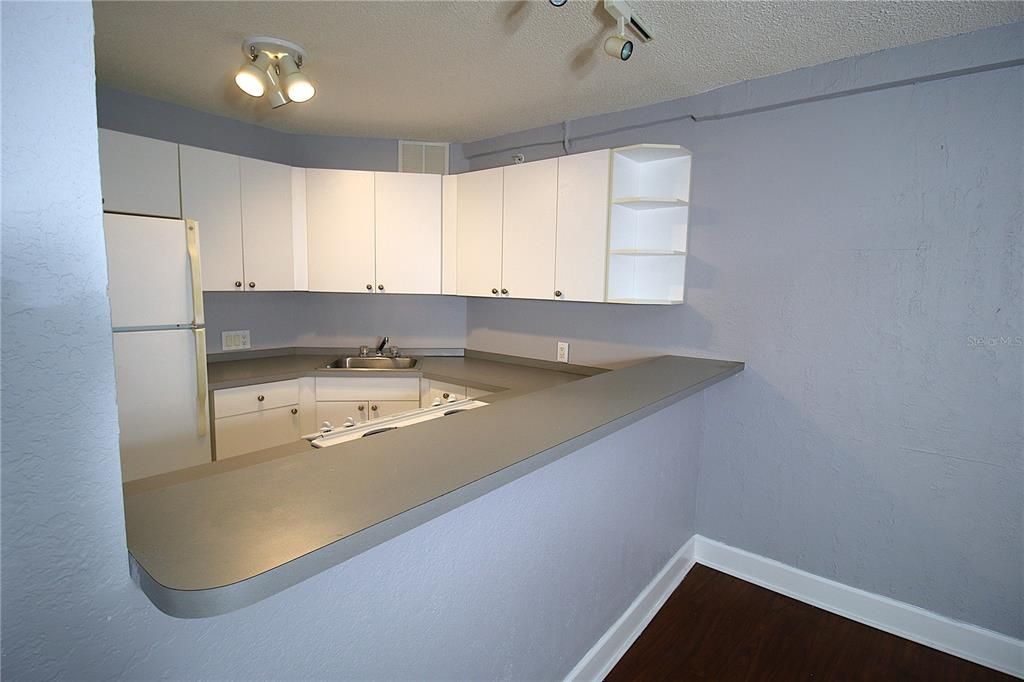 For Sale: $107,500 (2 beds, 1 baths, 887 Square Feet)
