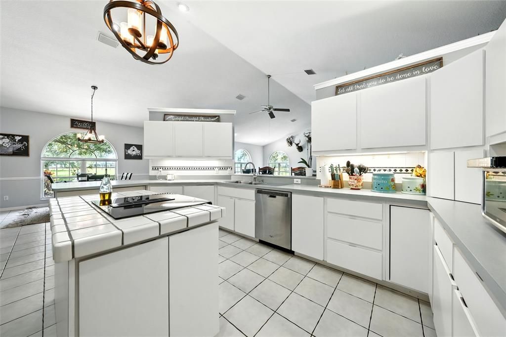 En Venta: $699,000 (4 camas, 3 baños, 3419 Pies cuadrados)