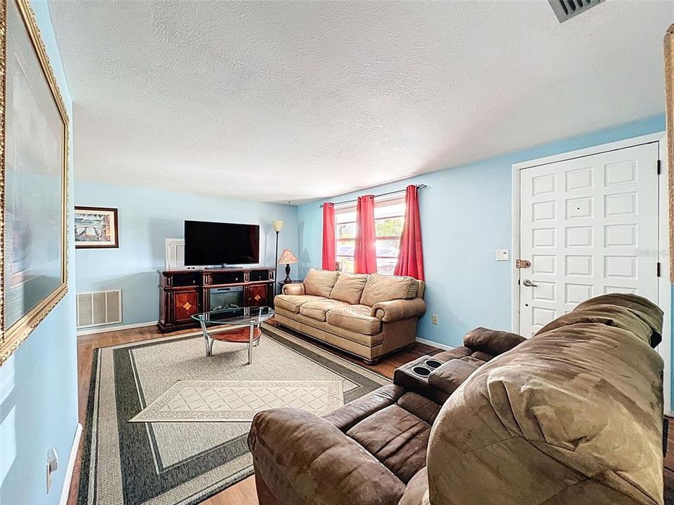 For Sale: $289,900 (3 beds, 2 baths, 1470 Square Feet)