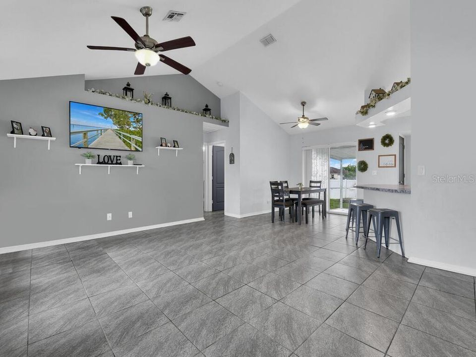 For Sale: $279,900 (3 beds, 2 baths, 1296 Square Feet)