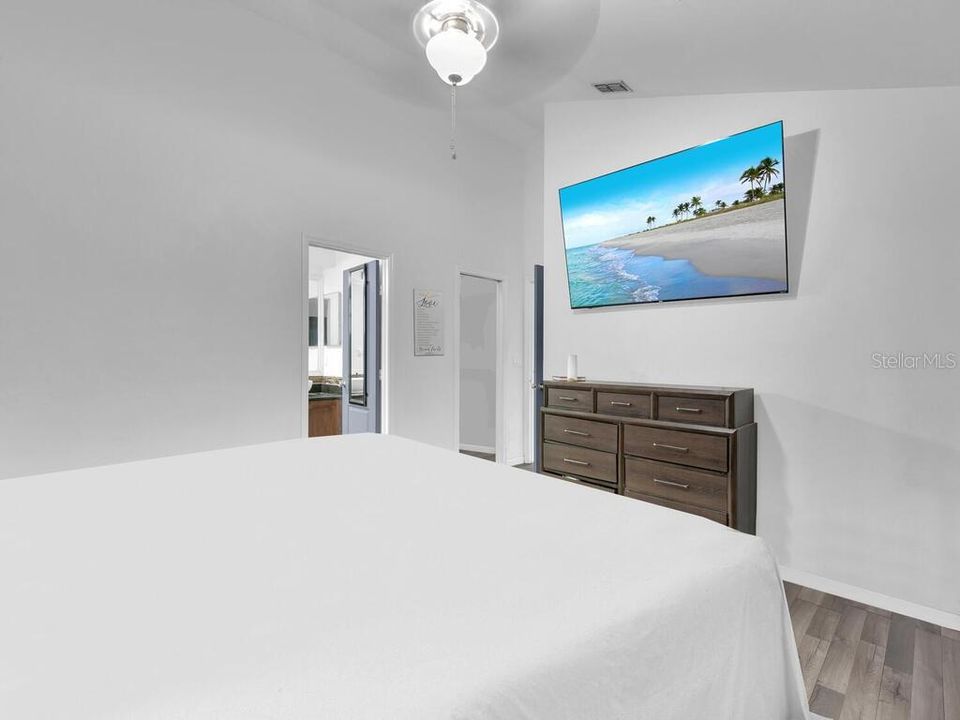 For Sale: $279,900 (3 beds, 2 baths, 1296 Square Feet)