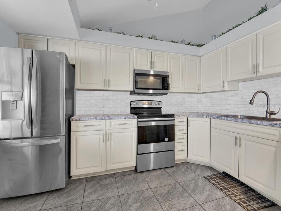 For Sale: $279,900 (3 beds, 2 baths, 1296 Square Feet)