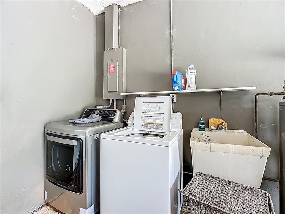 Active With Contract: $575,000 (3 beds, 2 baths, 1818 Square Feet)