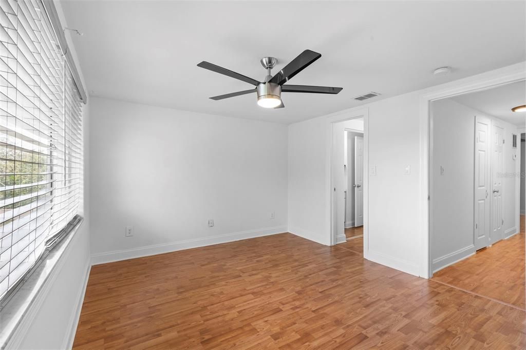 Active With Contract: $119,900 (2 beds, 1 baths, 1074 Square Feet)