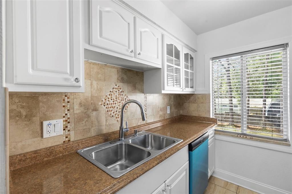 Active With Contract: $119,900 (2 beds, 1 baths, 1074 Square Feet)