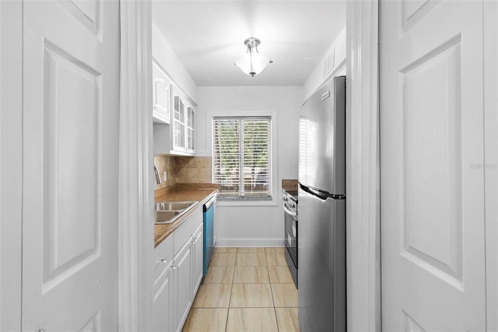 Active With Contract: $119,900 (2 beds, 1 baths, 1074 Square Feet)