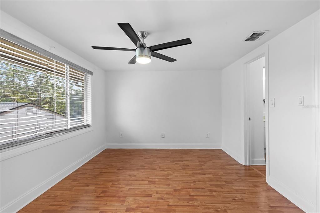 Active With Contract: $119,900 (2 beds, 1 baths, 1074 Square Feet)