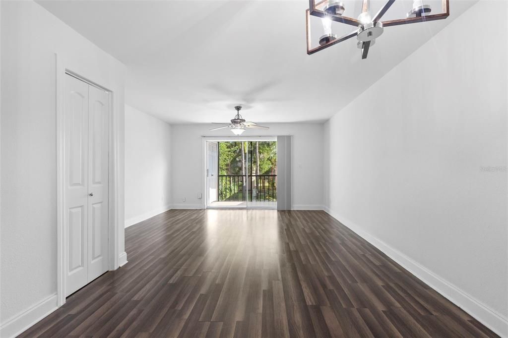 Active With Contract: $119,900 (2 beds, 1 baths, 1074 Square Feet)