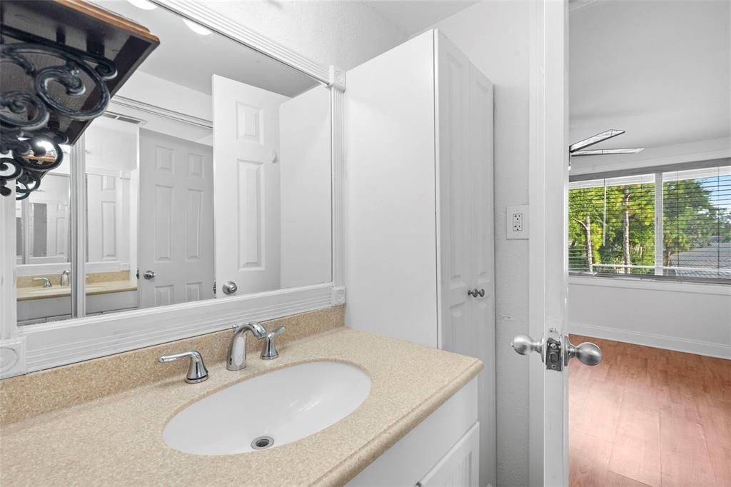 Active With Contract: $119,900 (2 beds, 1 baths, 1074 Square Feet)