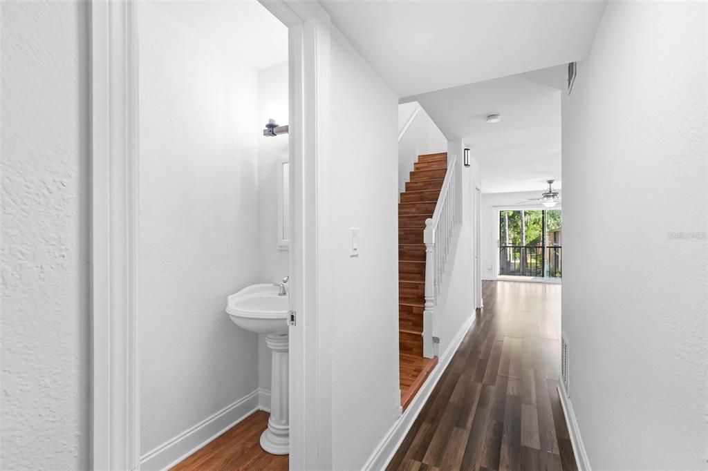 Active With Contract: $119,900 (2 beds, 1 baths, 1074 Square Feet)