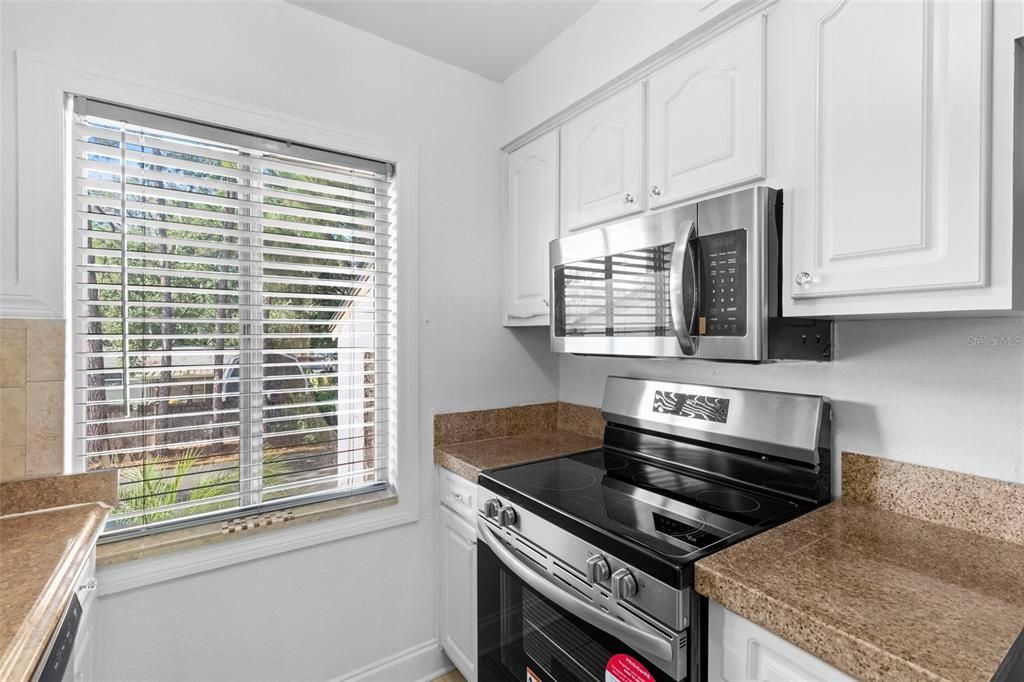 Active With Contract: $119,900 (2 beds, 1 baths, 1074 Square Feet)