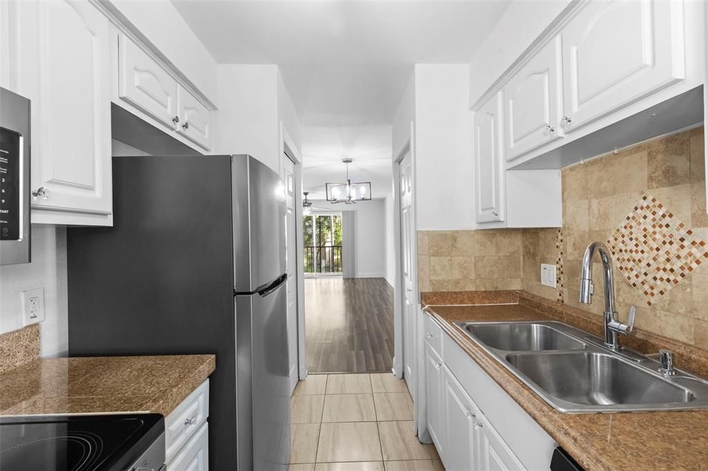 Active With Contract: $119,900 (2 beds, 1 baths, 1074 Square Feet)