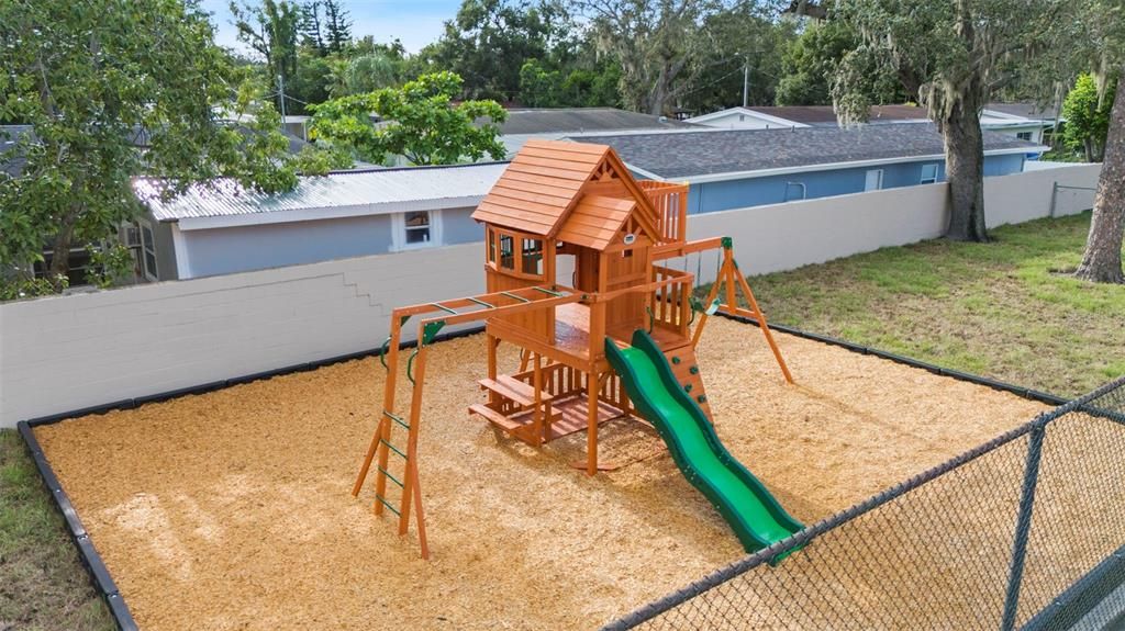 Active With Contract: $119,900 (2 beds, 1 baths, 1074 Square Feet)