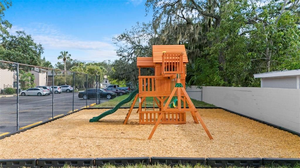 Active With Contract: $119,900 (2 beds, 1 baths, 1074 Square Feet)