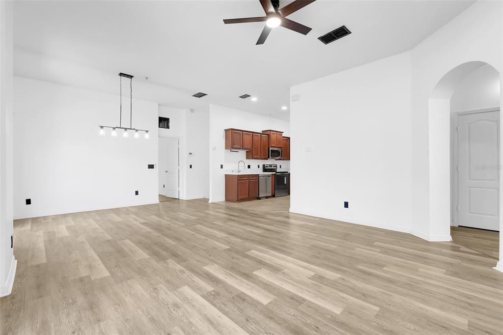 Activo con contrato: $289,000 (2 camas, 2 baños, 1216 Pies cuadrados)