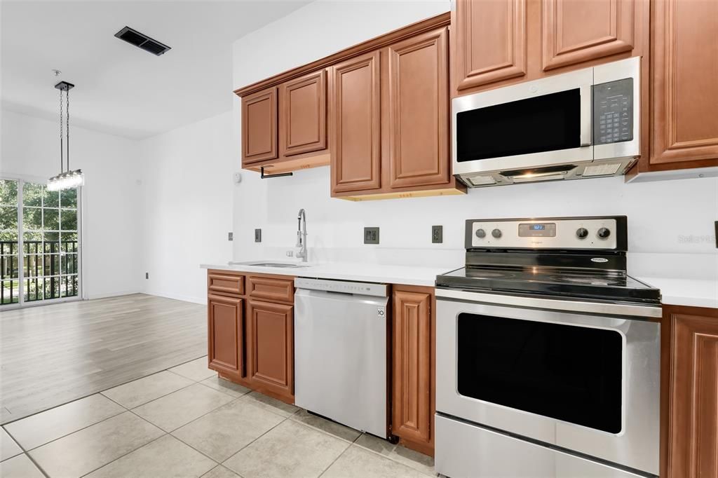 Activo con contrato: $289,000 (2 camas, 2 baños, 1216 Pies cuadrados)