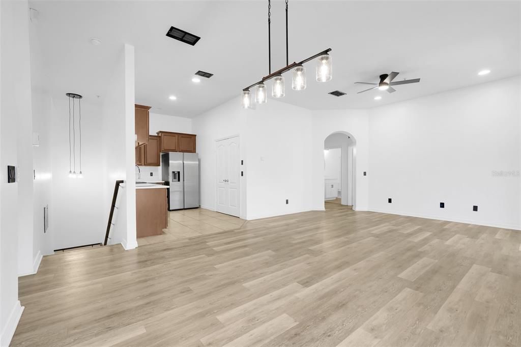 Activo con contrato: $289,000 (2 camas, 2 baños, 1216 Pies cuadrados)