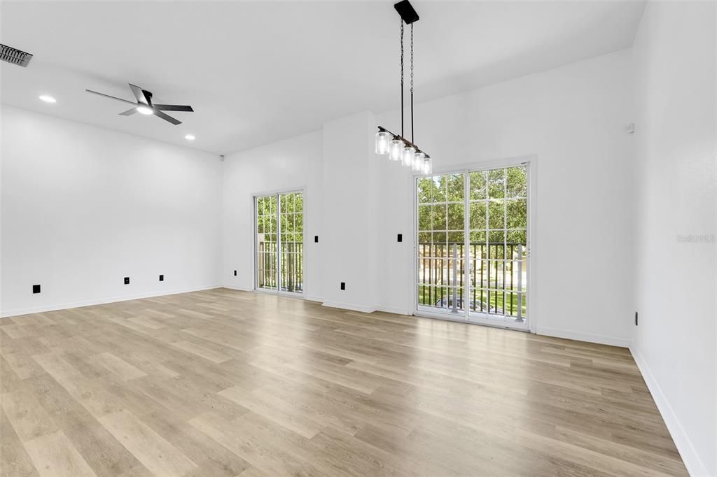 Activo con contrato: $289,000 (2 camas, 2 baños, 1216 Pies cuadrados)