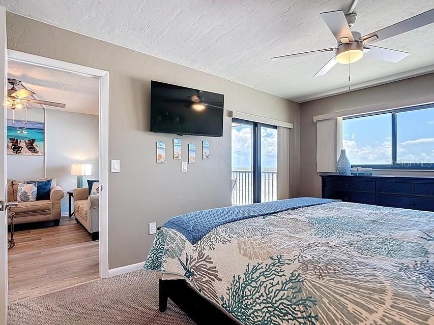 For Rent: $3,200 (2 beds, 2 baths, 933 Square Feet)