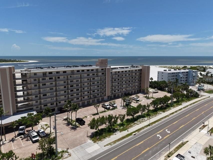 For Rent: $3,200 (2 beds, 2 baths, 933 Square Feet)